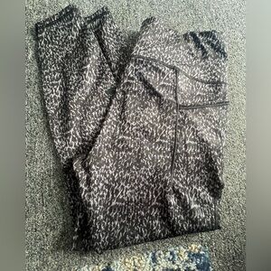 Black and Grey Animal Print Leggings Size L